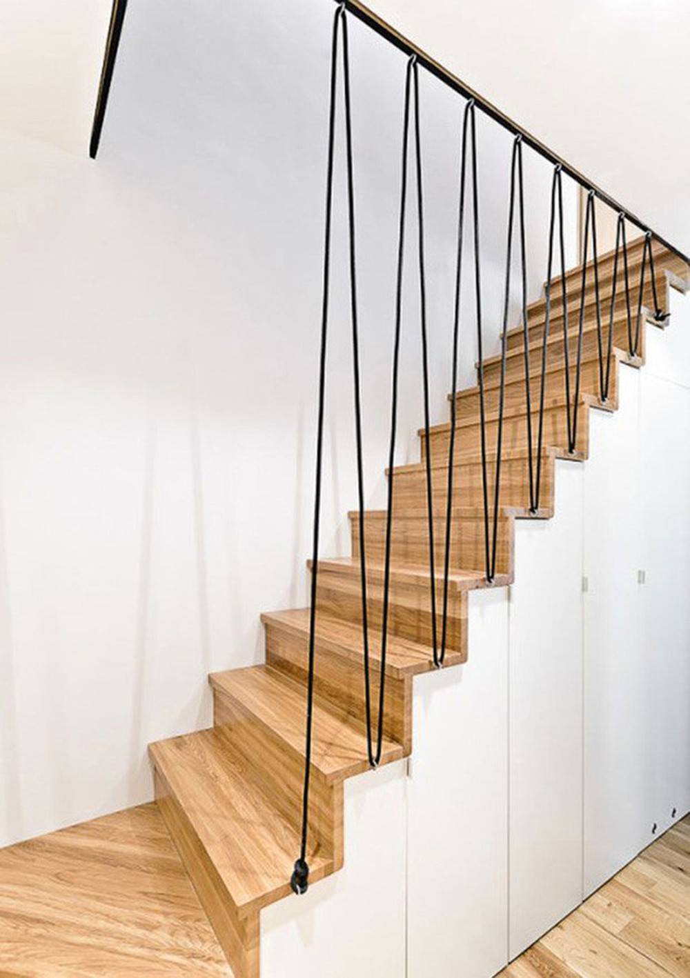 Cầu thang sử dụng dây cáp thay cho tay vin cầu thang thông thường tạo sự thông thoáng, mới lạ cho ngôi nhà