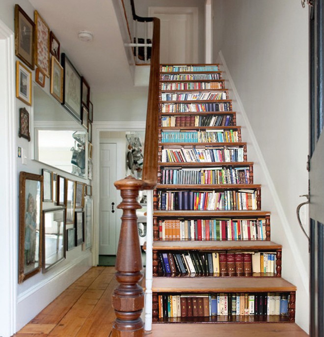 Các bậc cầu thang được tận dụng làm giá sách
